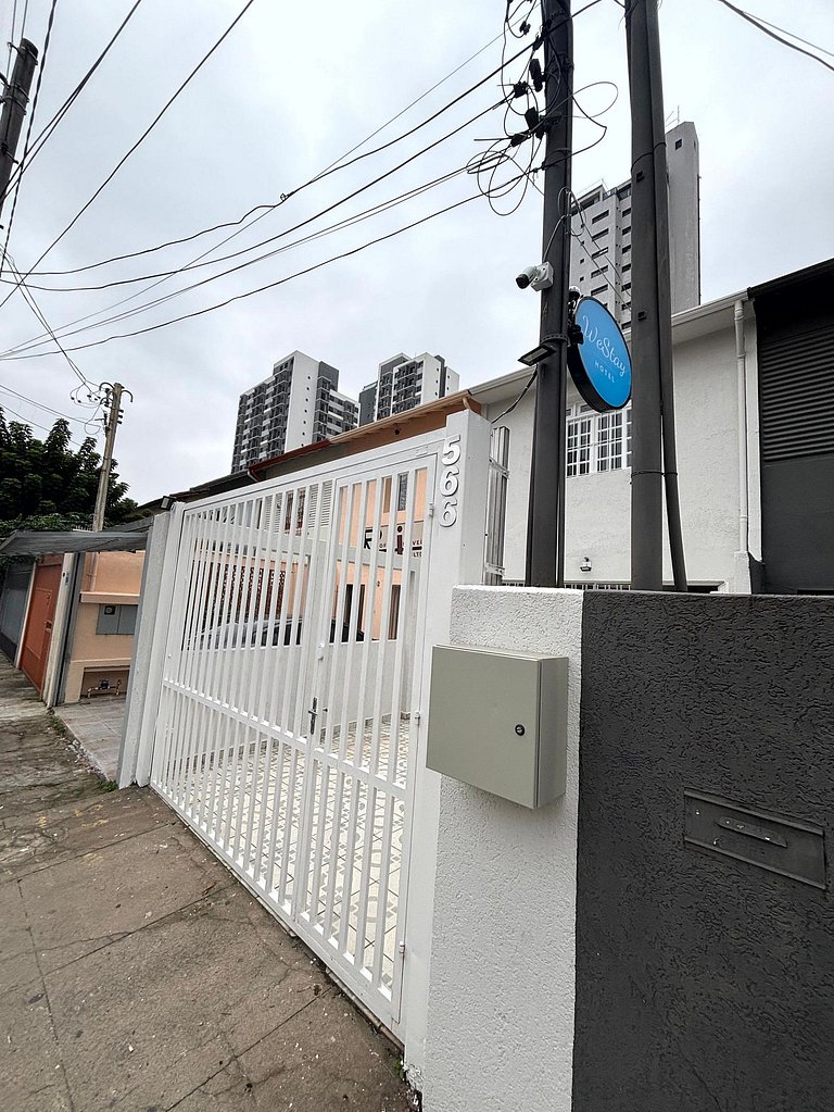 Quarto amplo e iluminado na Vila Olímpia - A64