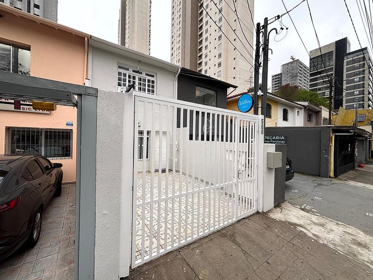 Quarto com SmartTV e mesa na Vila Olímpia - A65