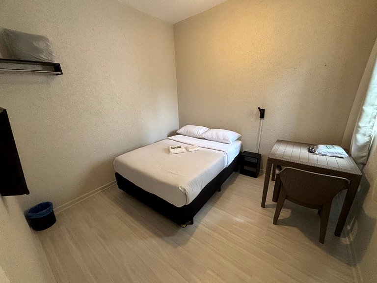 Quarto com SmartTV e mesa na Vila Olímpia - A65