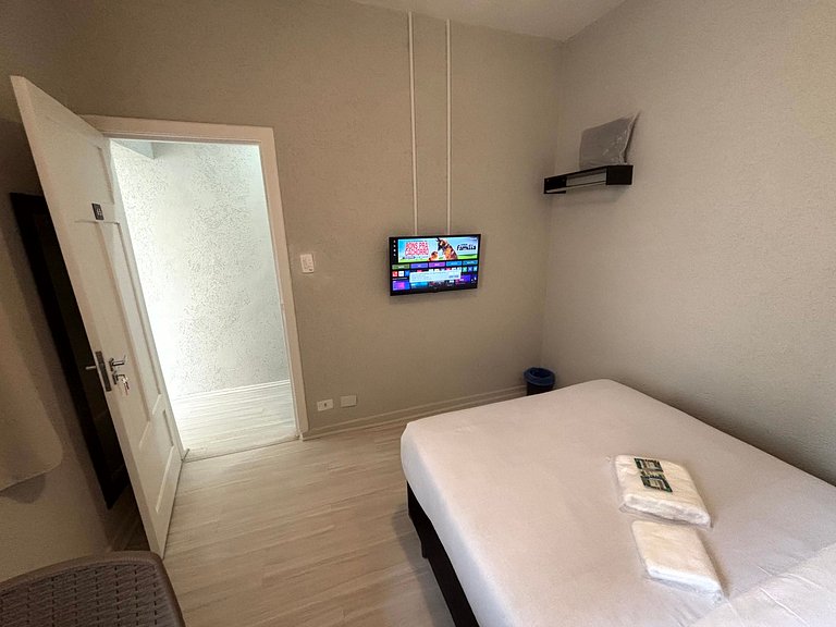 Quarto com SmartTV e mesa na Vila Olímpia - A65