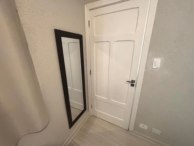 Quarto com SmartTV e mesa na Vila Olímpia - A65
